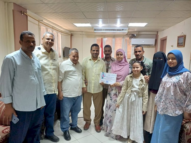 قاصد يكرم تنسيم لحصولها علي المركز السابع في شهادة الثانوية العامة