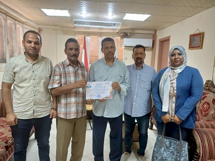 قاصد يكرم عبدالواحد تقديرًا لجهوده وادائه المتميز في مهام عمله