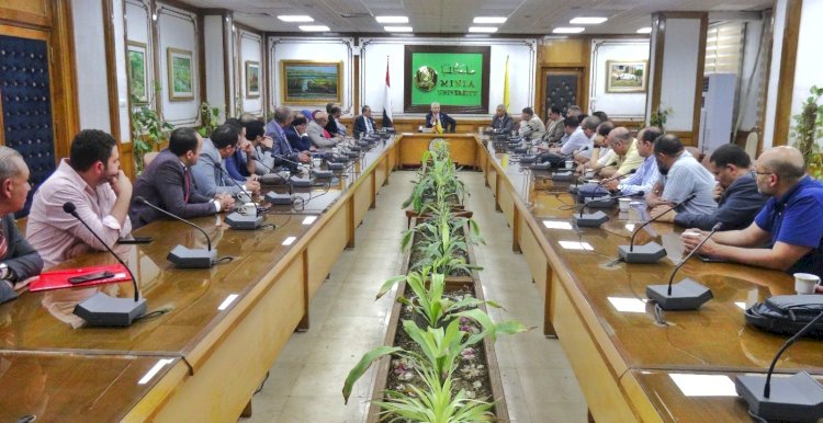 رئيس جامعة المنيا يجتمع بمديري المستشفيات الجامعية ونوابهم الجُدد ويُكرم السابقين