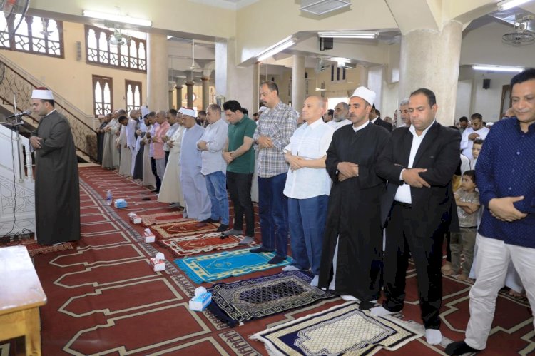 سراج يستمع لمطالب المواطنين بعد صلاة الجمعة بمسجد الخلوة باخميم