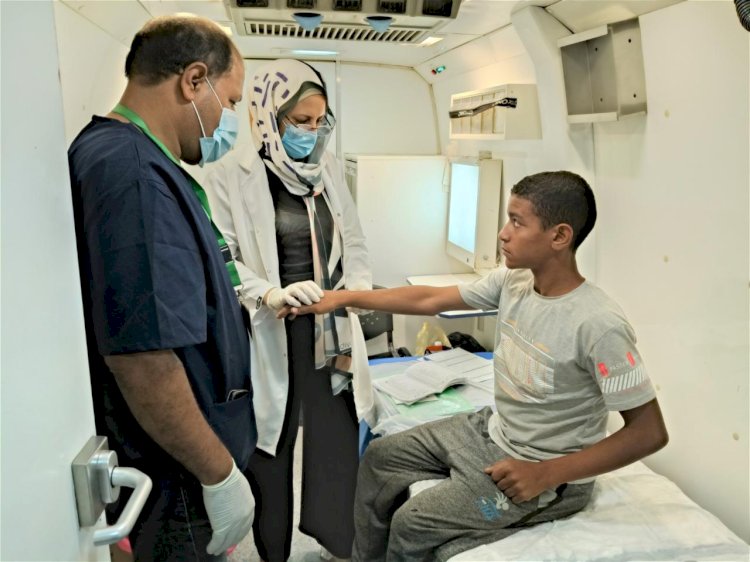 توقيع الكشف الطبى على 1374 مواطنا خلال قافلة طبية بقرية الخيارى في مركز أبوقرقاص