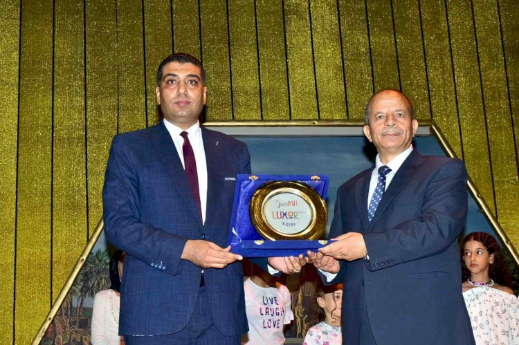 نائب محافظ الأقصر يكرم الدكتور صبرى خالد  لمجهوداته فى التربية والتعليم بالمحافظة