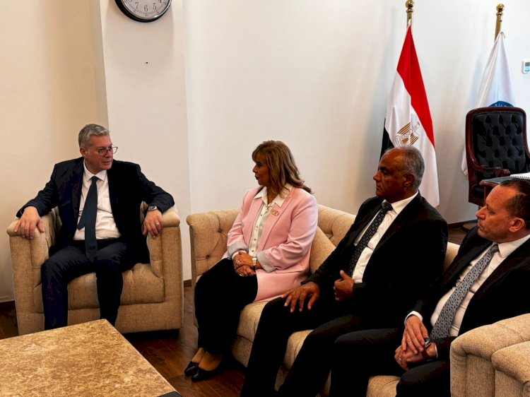 بدوي يلتقي وفد النقابة العامة للعاملين بوزارة البترول