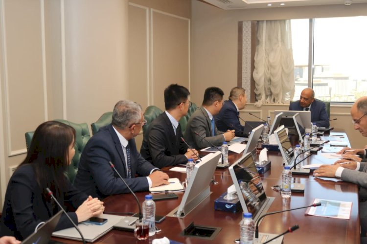 عصمت يبحث مع هواوي الاستعانة باجهزة ذكية لشبكات التوزيع