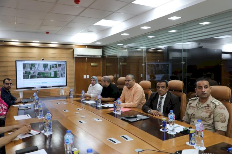 محافظ المنيا يترأس لجان البت والتوقيع على عقود التقنين لتسريع المنظومة