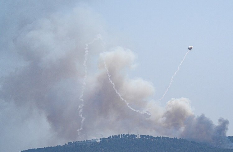 الحوثيون يصدرون بيانا بشأن عملية حزب الله علي إسرائيل ويؤكدون الرد اليمني قادم