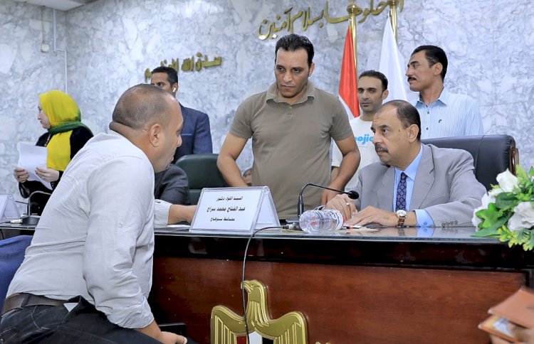 المحافظ ونائبه والسكرتير العام يلتقون ٣١١ مواطن لحل مشاكلهم بسوهاج