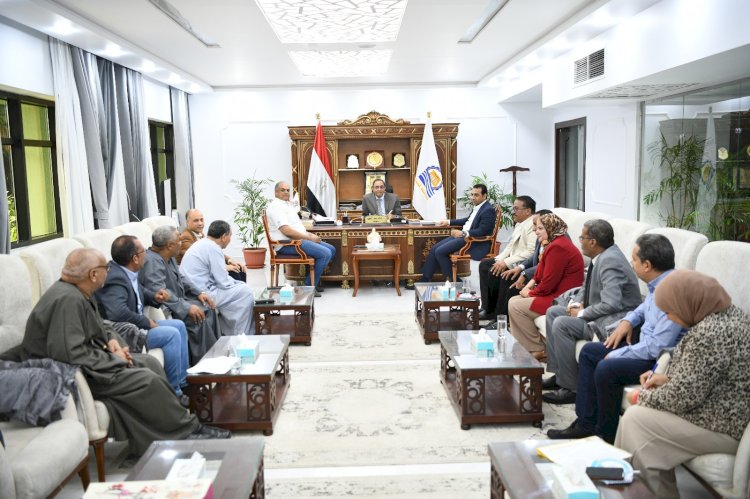 محافظ قنا يناقش مع الغرفة التجارية إقامة  معارض أهلًا مدارس بالمراكز والمدن