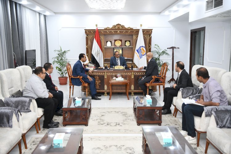 محافظ قنا يستقبل قيادات القطاع الطبي الجدد بمكتبه 