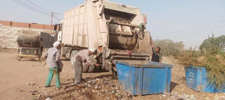 حملات مكثفة لإزالة المخلفات الصلبة وتمهيد وتسوية الطرق بشوارع وقرى المنيا