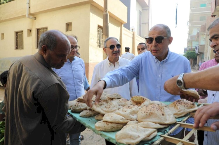 محافظ المنيا يقود حملة تفتيشية علي المخابز البلدية ويضبط 15 مخالفة