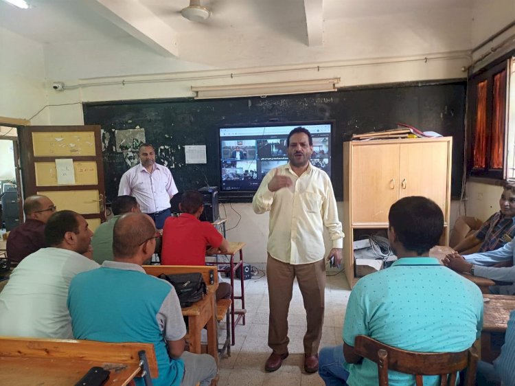 تعليمية أبوتشت تعقد ورش لتدريب المعلمين على مناهج الصف الأول الإعدادي المطورة