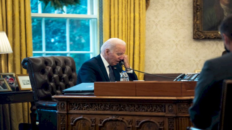 بايدن يتحدث هاتفيا للأطمئنان علي ترامب رغم إتهامه له بالتحريض