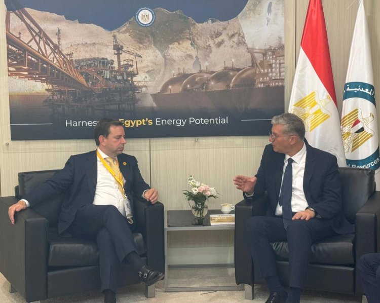 مباحثات بترولية مع شركة شل