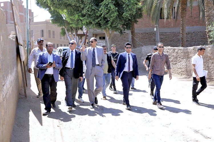 سراج يقوم بزيارة مفاجئة لقرية نيدة للوقوف علي مستوي الخدمات