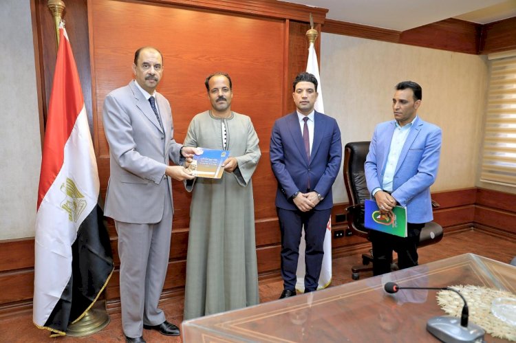 "سراج" يسلم عقود تقنين اراضي املاك الدولة للمواطنين بسوهاج