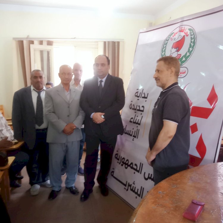 التنظيم والإدارة بسوهاج تمنح ٤٤ متدربا شهادة إجتياز دورة مدونة السلوك الوظيفى