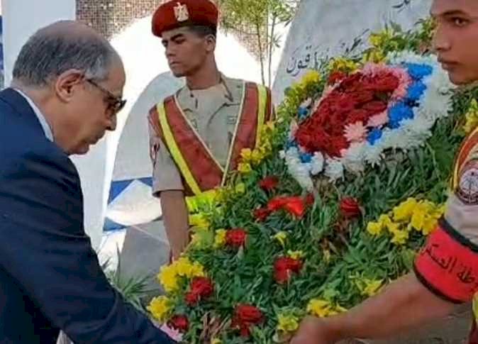 محافظ المنيا ومدير الأمن يضعان أكاليل الزهور على النصب التذكارية للشهداء