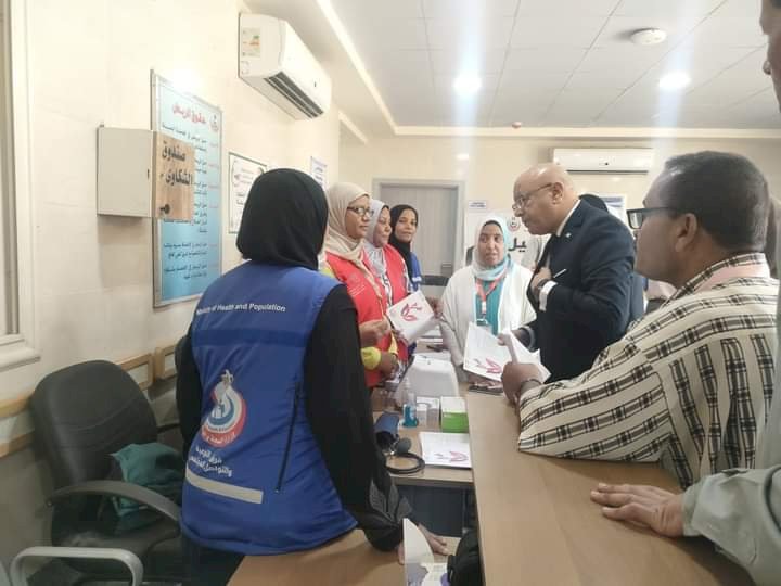 وكيل وزارة الصحة بقنا يتفقد القافلة الطبية بقرية المحروسة بقنا