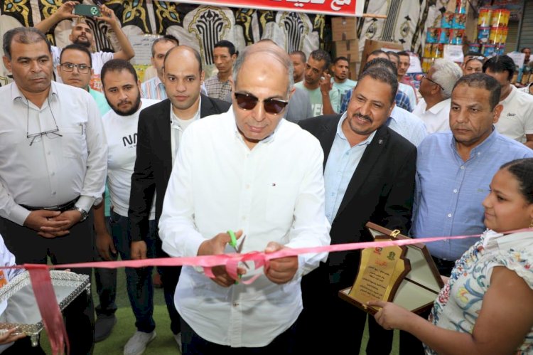 محافظ المنيا يفتتح معرضا لبيع السلع بأسعار مخفضة ويشهد توزيع خبز بالمجان لأهالي أبوقرقاص