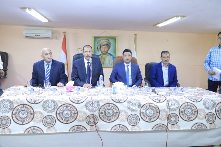 سراج يسلم عدد١٢ نموذج ٨ تصالح للمواطنين بطهطا