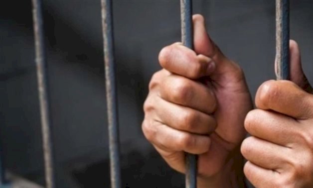 تاجرا في المخدرات.. المشدد لأمين شرطة سابق وسيدة بالغربية