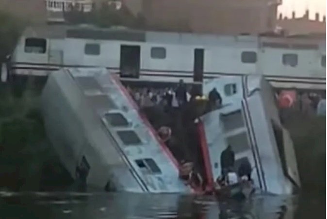 الأهالي أول من حاول إنقاذ ركاب قطاري ألمنيا بعد سقوط العربات في ترعة الاربراهيمية