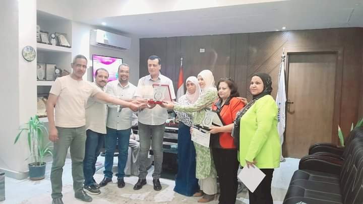 تكريم إدارة التواصل ودعم المعلمين بقنا