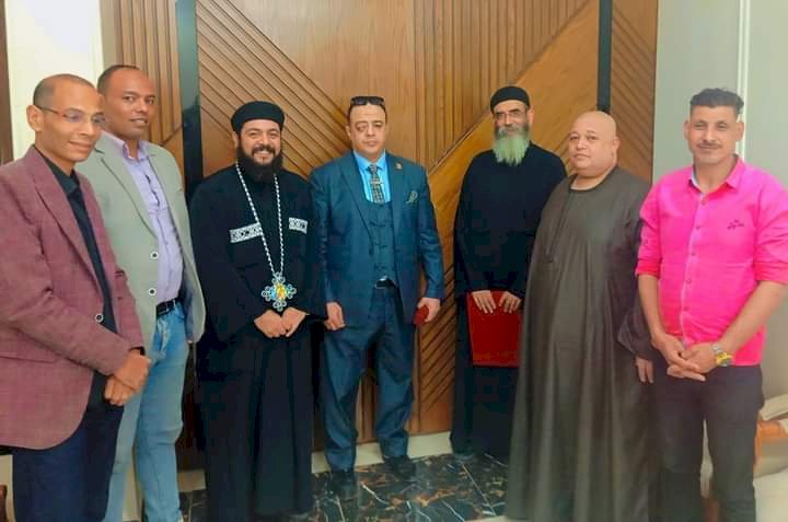 وفد حزب تحيا مصر يكرم راعي كنسية مطرانية جرجا بسوهاج