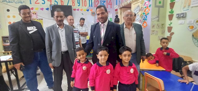 باقات ورد وممر شرفي لتلاميذ بخانس في استقبال مدير عام التعليم بأبوتشت