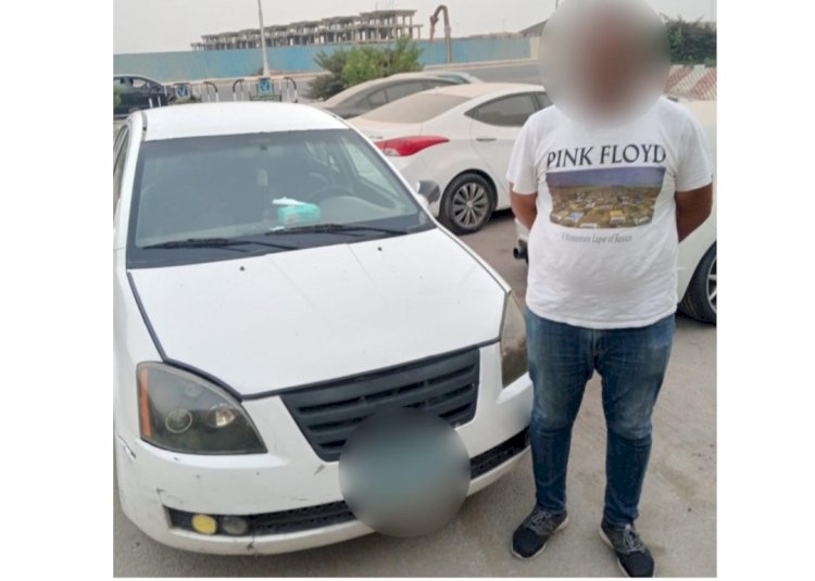 ضبط سيارة فيس بوك السير بالسيارة دون غلق الابواب