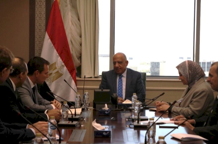 "وزير الكهرباء" يبحث مع"شنيدر" تحسين جودة الخدمة وبرامج ادارة الطاقة