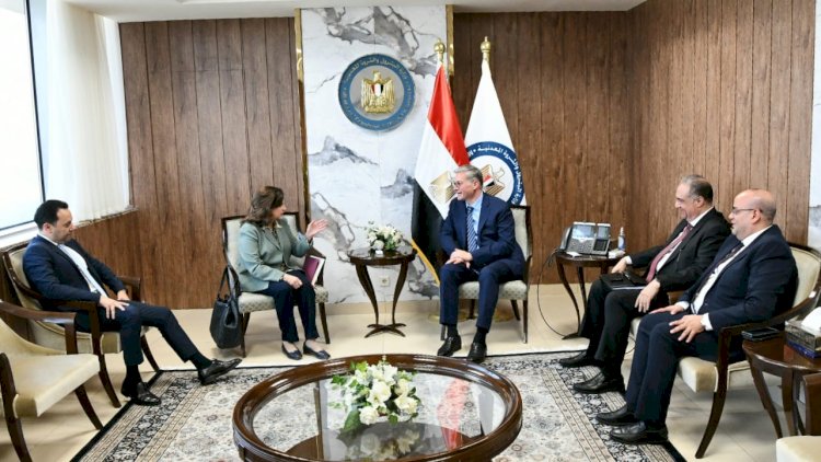 وزير البترول يبحث انشطة شركتي شل وبتروناس الماليزية