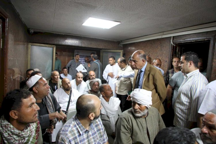 محافظ المنيا يتفقد ادارة أملاك الدولة لمتابعة منظومة تقنين الأراضي