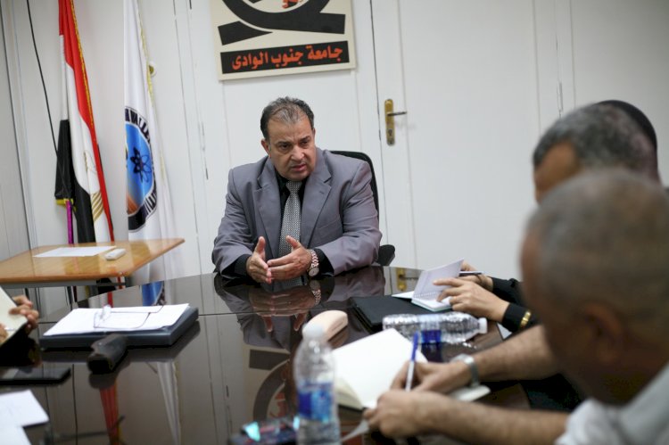 رئيس جامعة جنوب الوادي يناقش اعداد خريطة لمرفق مياه الجامعة