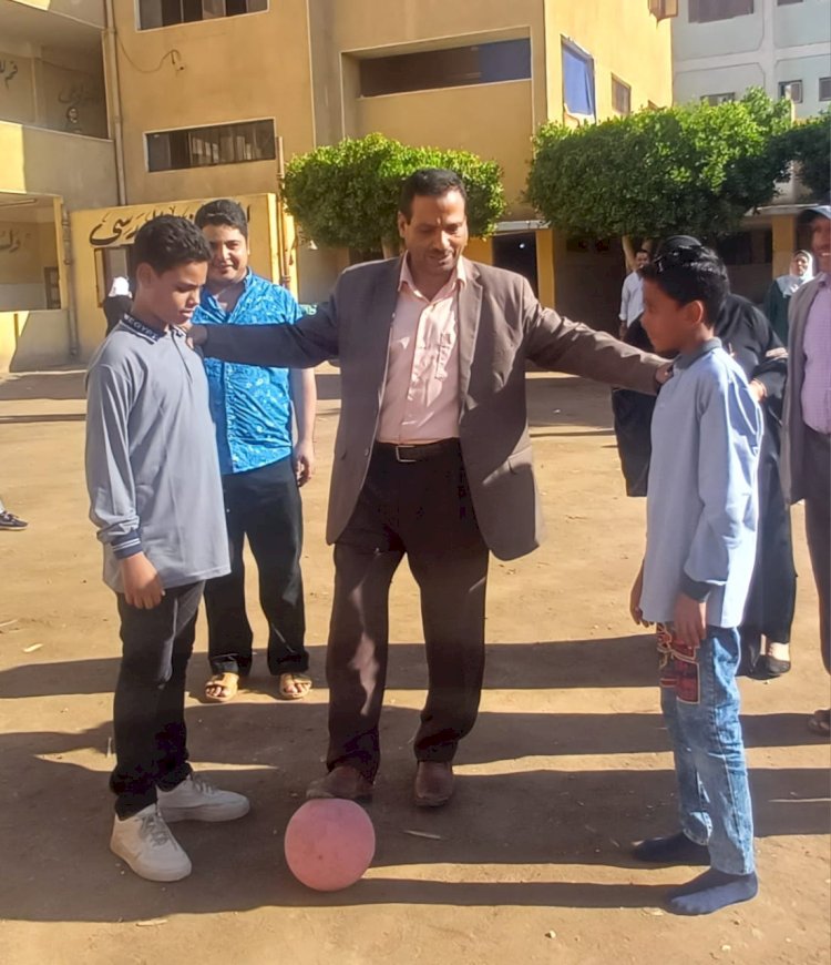 بالصور قاصد يشارك في مباراة كرة القدم لتلاميذ مدرسة ابوتشت الإبتدائية المشتركة ويكرم لمار على تفوقها 