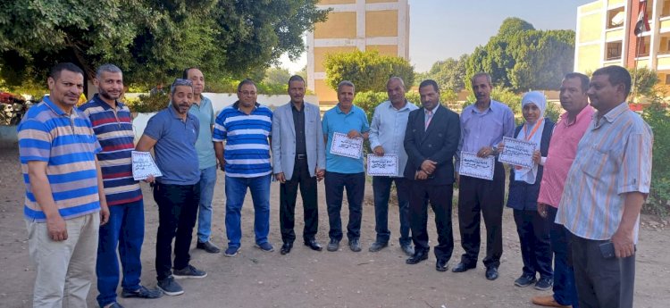 خلال جولاته الميدانية بمدارس ابوتشت قاصد يكرم مدير وعدد من المعلمين