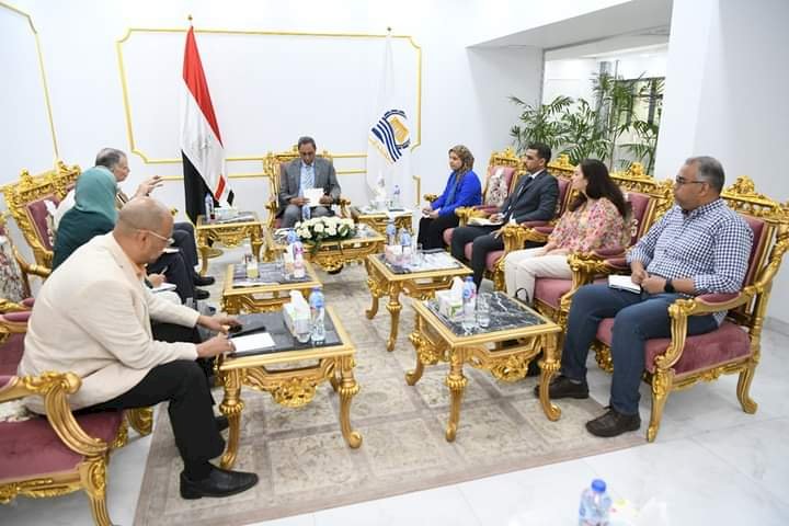 محافظ قنا يبحث آخر المستجدات الخاصة ببرنامج النمو الأخضر الشامل