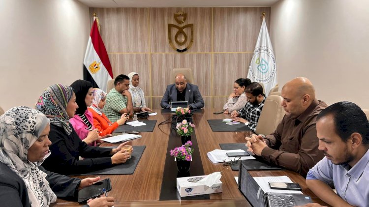 د احمد حماد يجتمع بفريق  الإشراف لتعزيز جودة الخدمات الصحية في فرع الأقصر