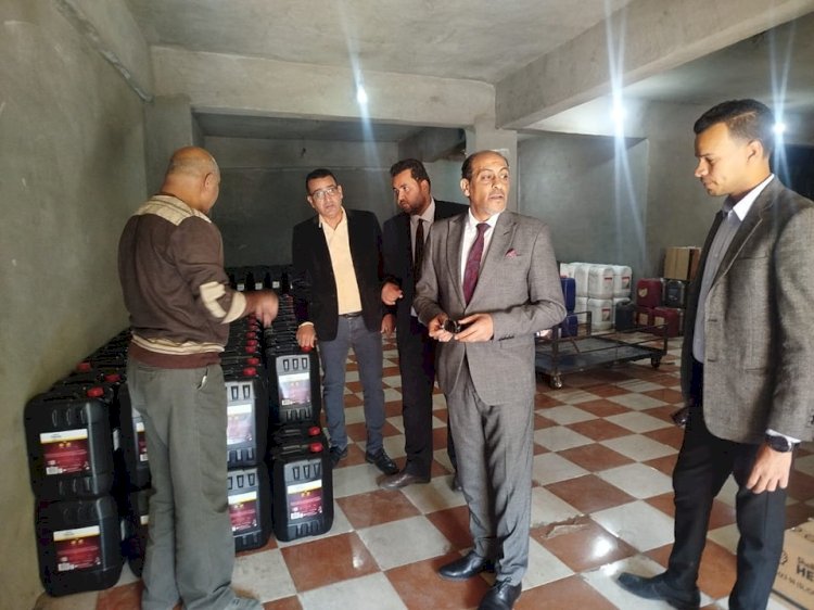 ضبط طن وربع زيوت محركات سيارات مجهولة المصدر