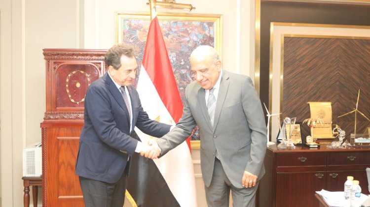 وزير الكهرباء يبحث جذب الاستثمارات مع سفير فرنسا