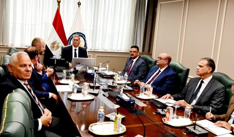 بدوي يبحث مع اتون مجهوداتها في البحث والتنقيب عن الذهب في الصحراء الشرقية