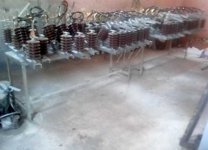 ضبط صاحب مخزن بتهمة حيازة «مهمات كهرباء حكومية» بالمنيا