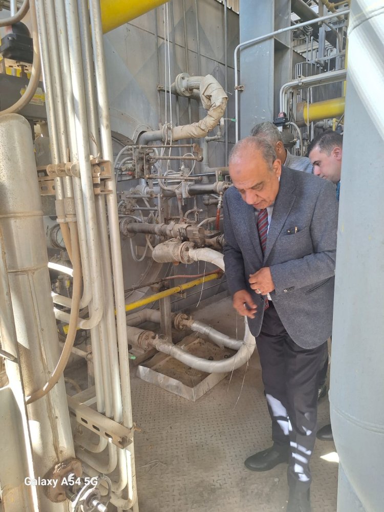 وزير الكهرباء  يفاجئ محطة توليد كهرباء السويس البخارية