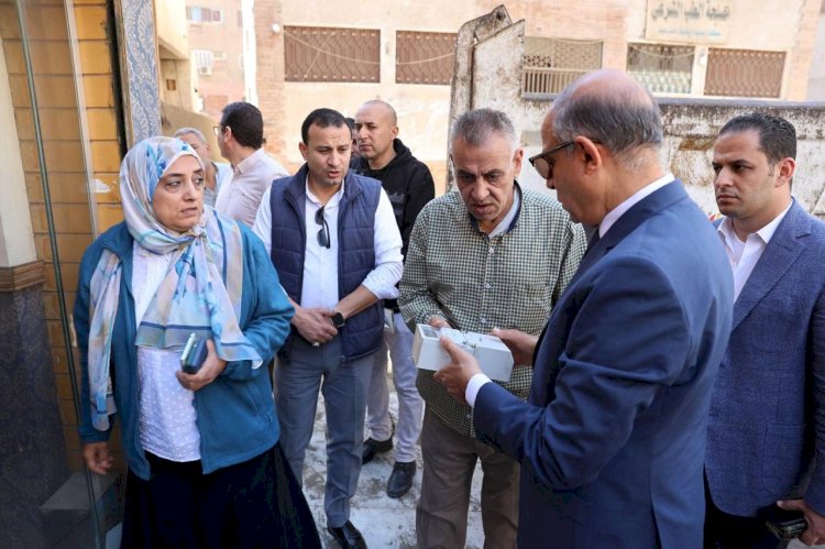 محافظ المنيا يقود حملة لغلق وتشميع محال وكافيهات مخالفة بحي شمال المدينة