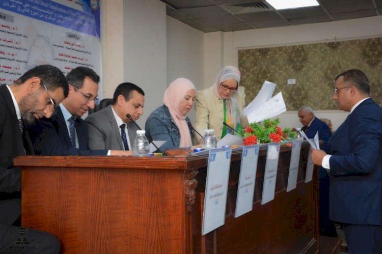 أ.د.مصطفى محمد  سليم الأستاذ بكلية الصيدلة جامعة جنوب الوادى يناقش رسالة الدكتوراه