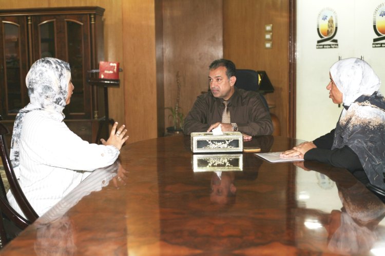 رئيس جامعة جنوب الوادي يجتمع  بفريق عمل الإدارة الطبية