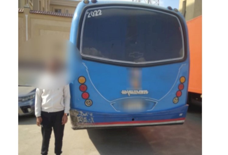 القبض علي قائد سيارة نقل جماعى لقيامه  بوضع ملصق خادش للحياء