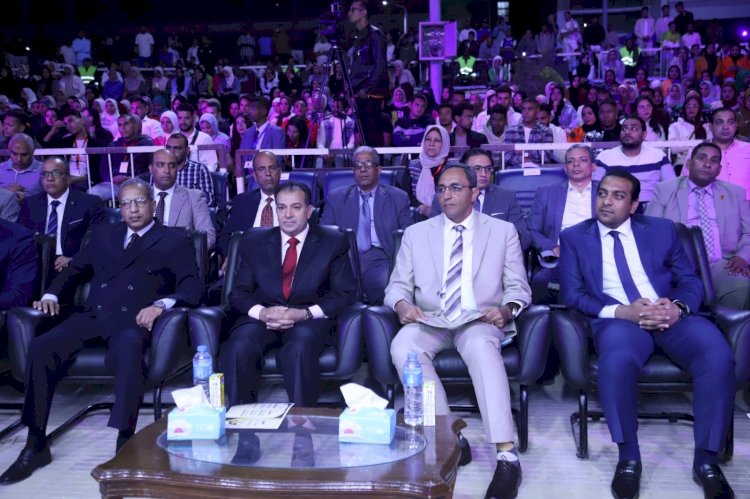 محافظ قنا ورئيس جامعة جنوب الوادي يفتتحان فعاليات الملتقى الفني ٢٢ لشباب الجامعات