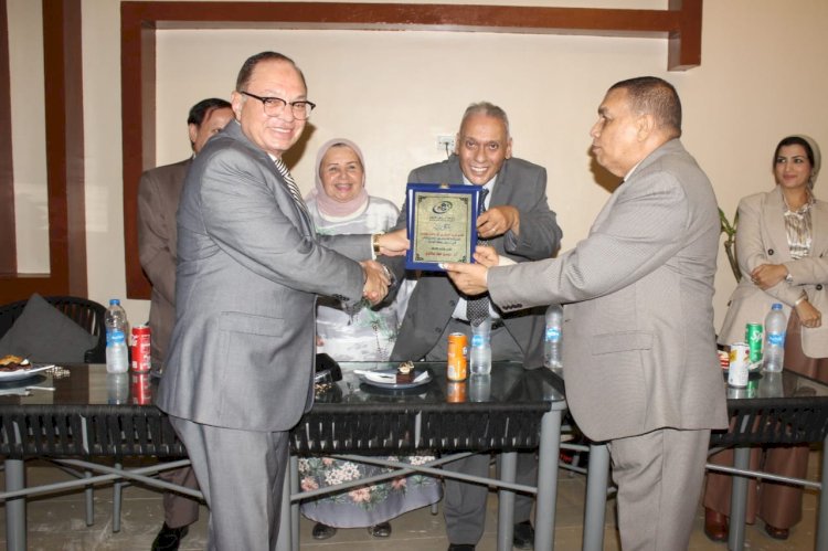 جمعية خريجى الإعلام  تُكرم اللواء محمد سلطان بمحافظة القاهرة وتهديه درع التميز